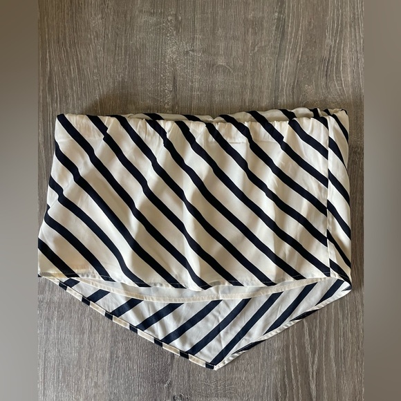 ABERCROMBIE BLACK AND WHITE STRAPLESS BANDANA BLOUSE- SMALL - Picture 3 of 4